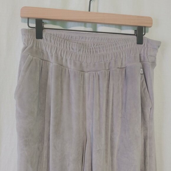 Livi Active Wide Leg Pants in Light Gray - Picture 8 of 8